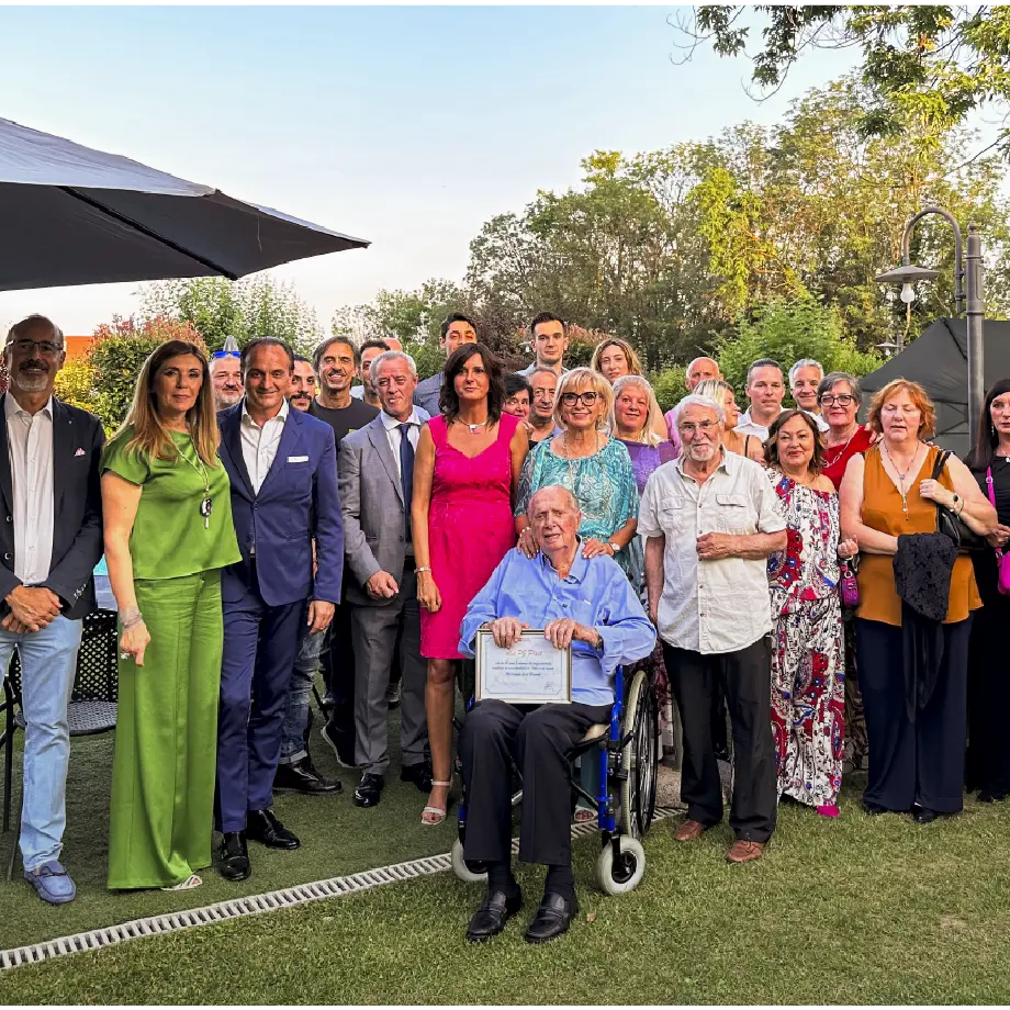 Foto di gruppo con dipendenti, parenti e amici per i 50 anni di PG Plast