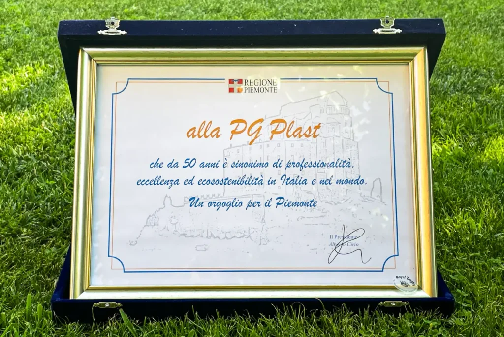 Targa commemorativa dei 50 anni di PG Plast consegnata dal Presidente della Regione Piemonte Alberto Cirio