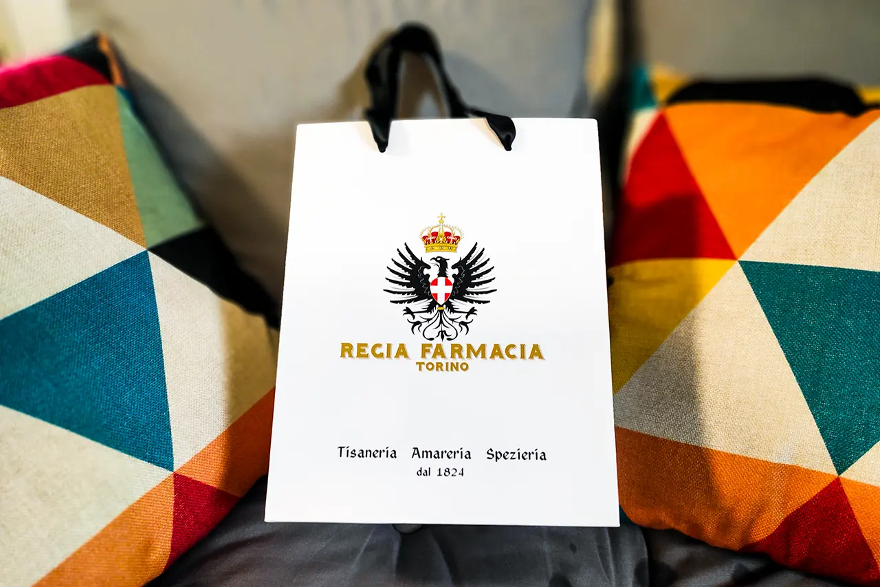 Shopping bag in carta manuale personalizzata "Farmacia Regia Torino - Tisaneria, Amareria, Spezieria dal 1824" - PG Plast