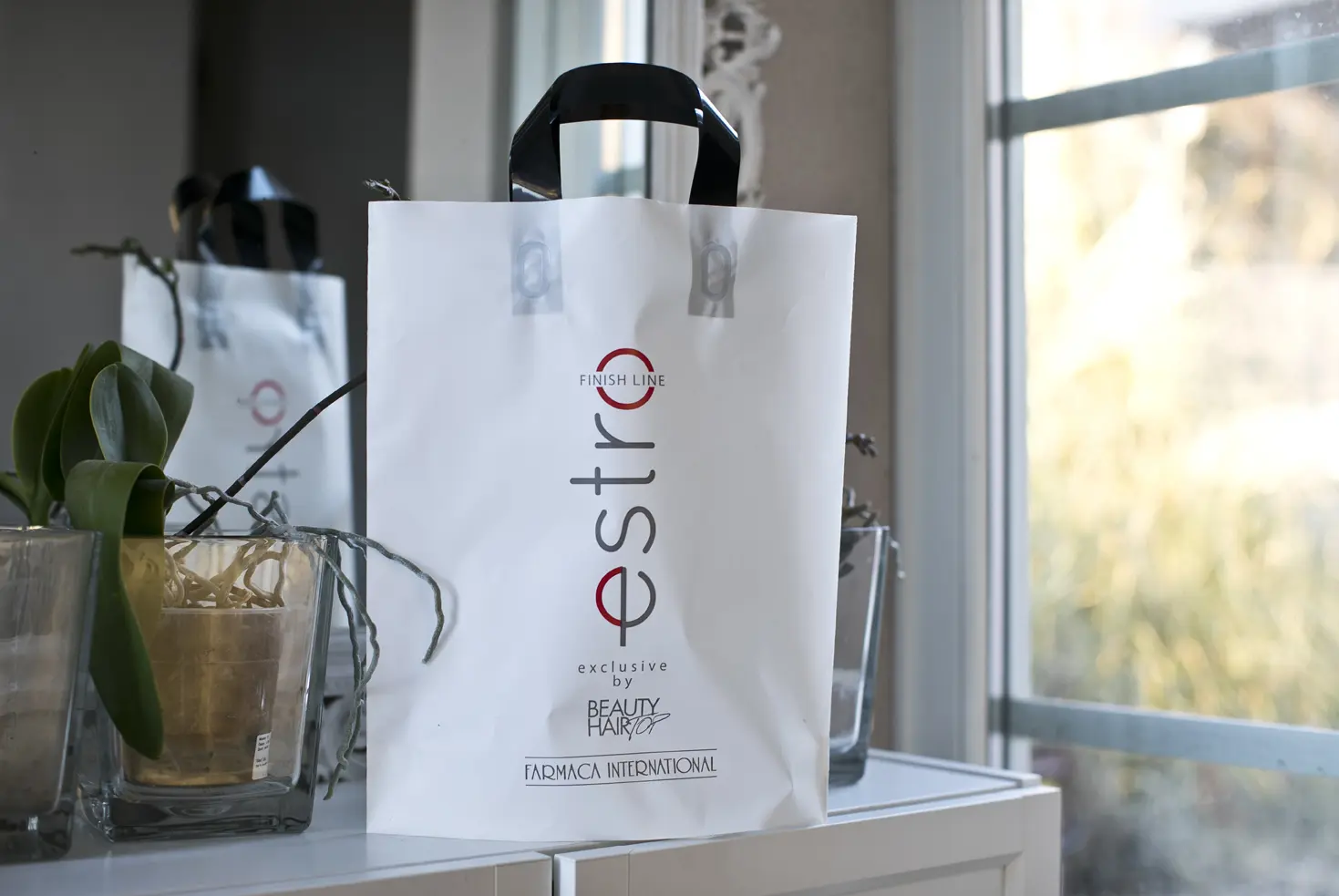 Shopping bag plastica, modello Rubino, personalizzata "Estro Finish line Farmaca International" | PG Plast | Produzione shopper, shopping bags, borse personalizzate per negozi e boutique