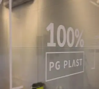 100% PG Plast, dettaglio vetrofania